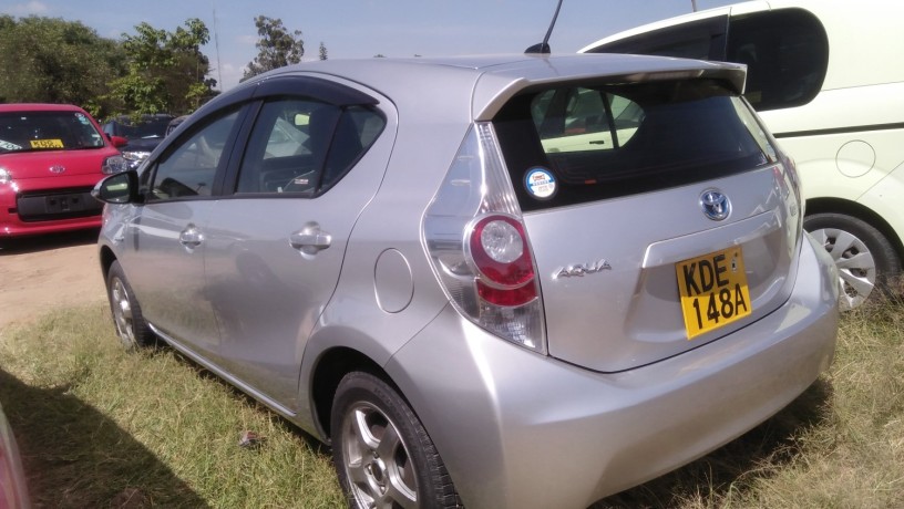 toyota-aqua-big-0