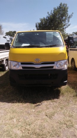toyota-hiace-big-5