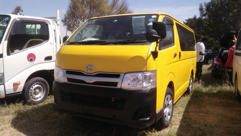 toyota-hiace-big-0