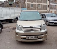 toyota-noah-small-5