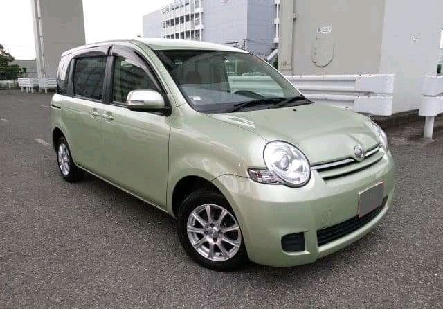 toyota-sienta-big-0