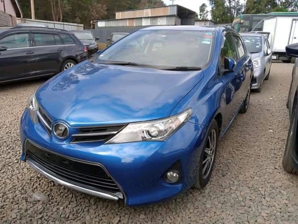 toyota-auris-big-0