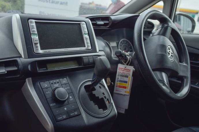 2010-toyota-wish-for-sale-big-7