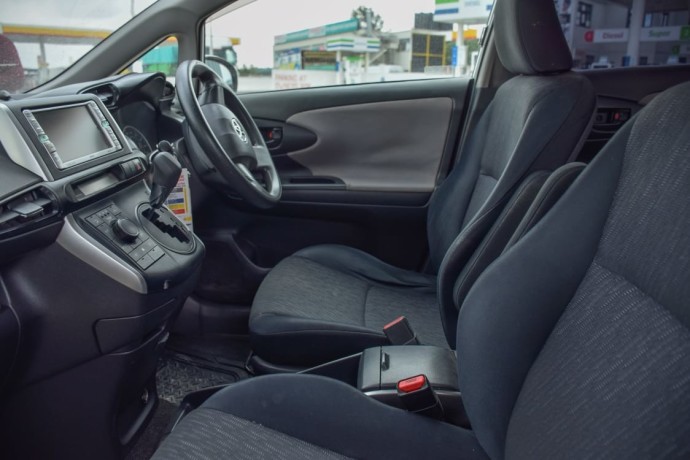 2010-toyota-wish-for-sale-big-8