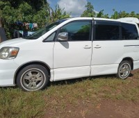 toyota-noah-small-1