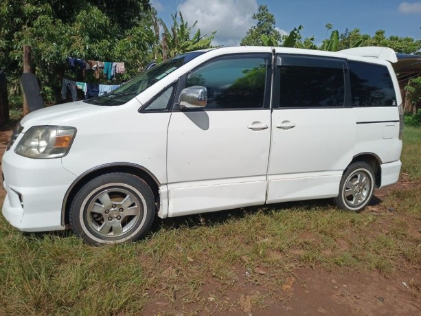 toyota-noah-big-1