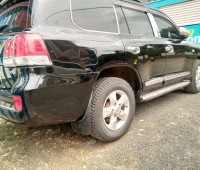 toyota-land-cruiser-v8-small-0