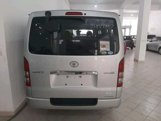 toyota-hiace-big-1