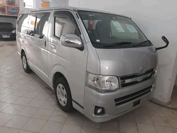 toyota-hiace-big-0