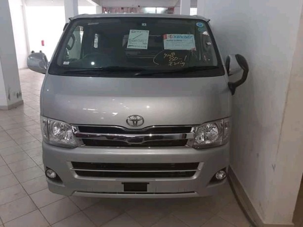 toyota-hiace-big-2