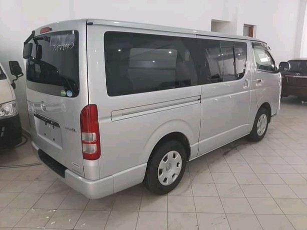 toyota-hiace-big-3