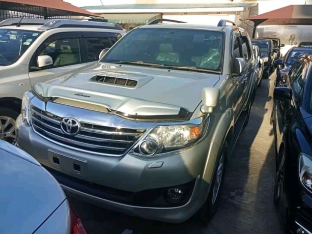 toyota-fortuner-big-0