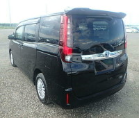 toyota-noah-small-1