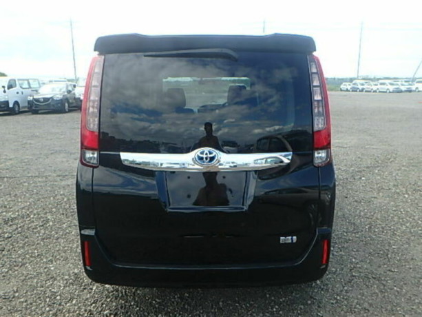 toyota-noah-big-2