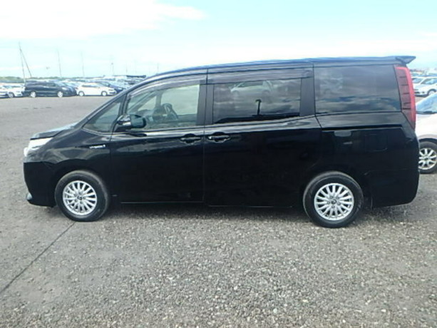 toyota-noah-big-4