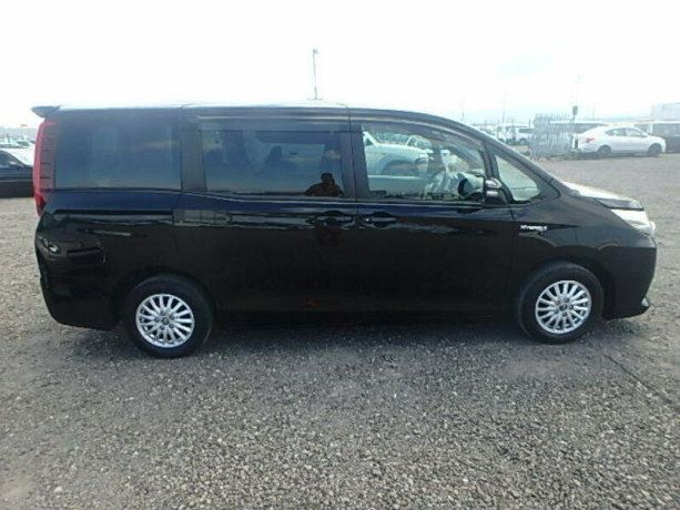 toyota-noah-big-3