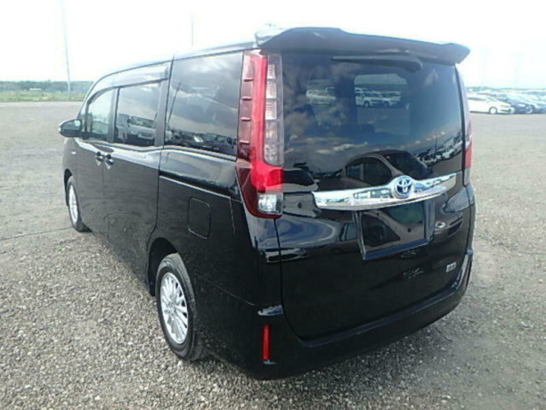 toyota-noah-big-1