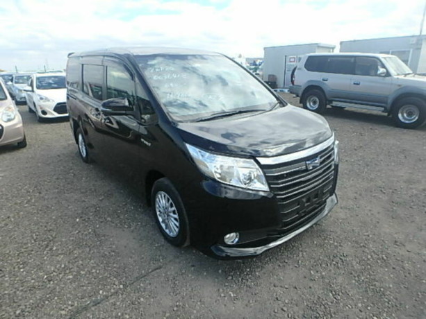 toyota-noah-big-0