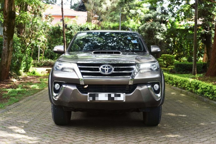 toyota-fortuner-big-0