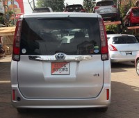 toyota-noah-small-2