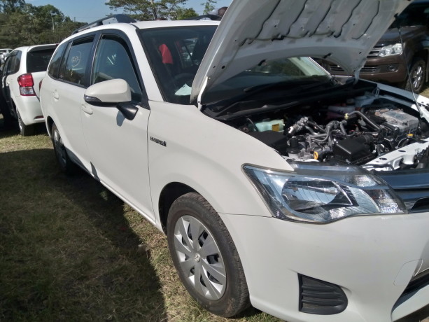 toyota-fielder-hybrid-big-3