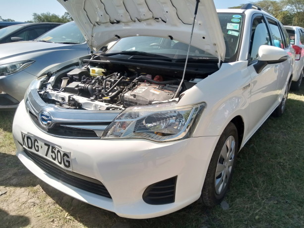 toyota-fielder-hybrid-big-1