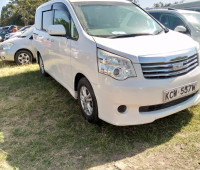 toyota-noah-small-3