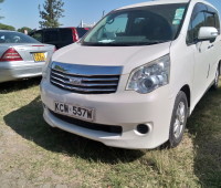 toyota-noah-small-2