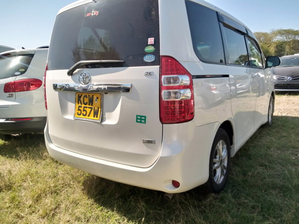 toyota-noah-big-1