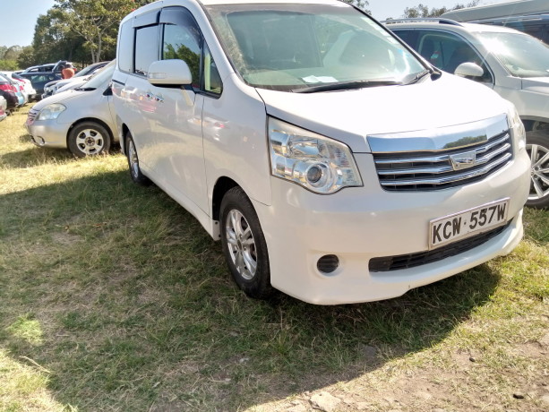 toyota-noah-big-3