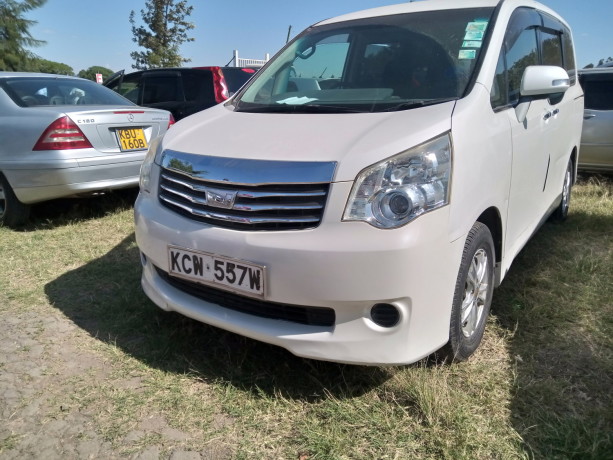 toyota-noah-big-2