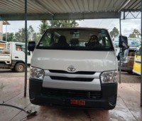 toyota-hiace-small-2