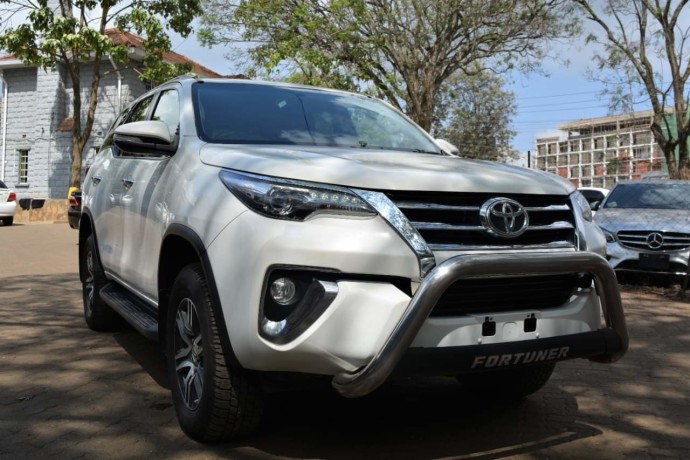 toyota-fortuner-big-0