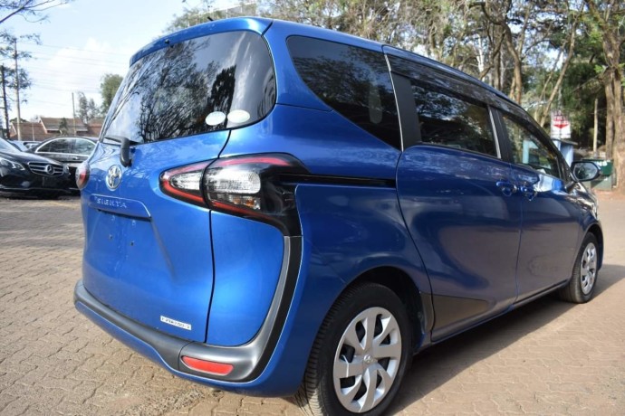 toyota-sienta-big-2