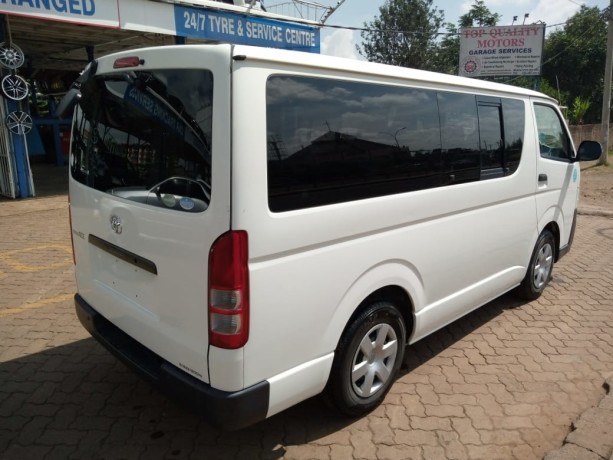 toyota-hiace-big-4