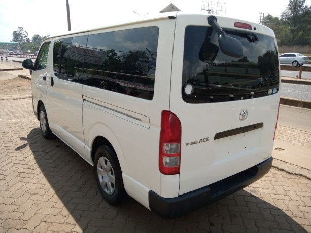 toyota-hiace-big-2