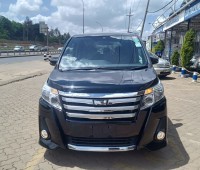 toyota-noah-small-4