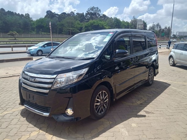 toyota-noah-big-0