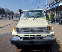 toyota-landcruiser-pickup-small-3