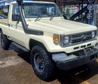 toyota-landcruiser-pickup-small-4