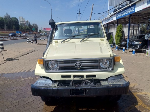 toyota-landcruiser-pickup-big-3