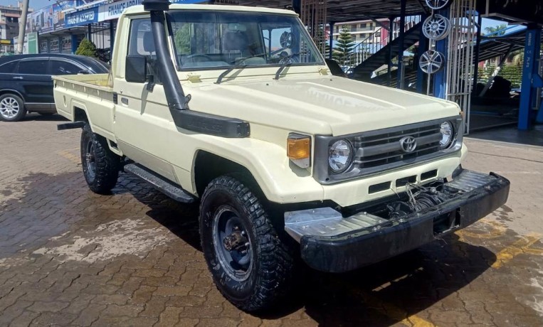 toyota-landcruiser-pickup-big-4