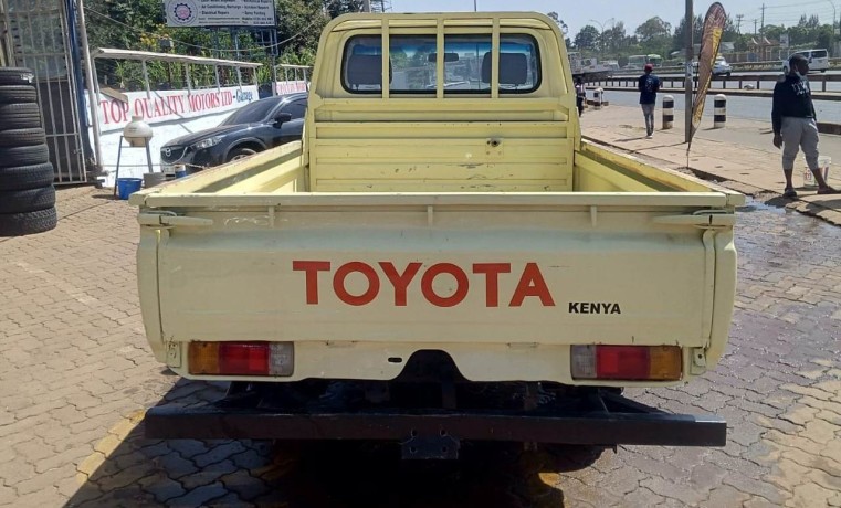 toyota-landcruiser-pickup-big-1