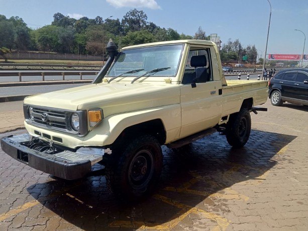 toyota-landcruiser-pickup-big-0