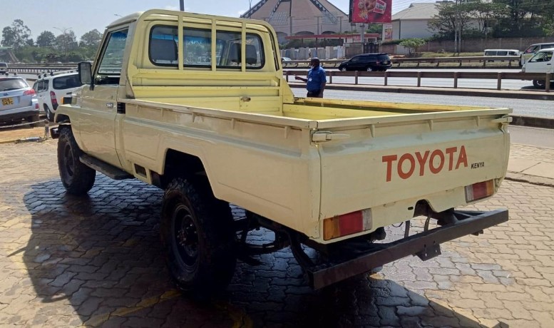 toyota-landcruiser-pickup-big-2