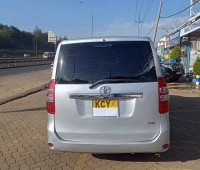 toyota-noah-small-4