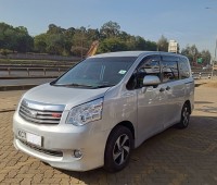 toyota-noah-small-0