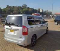 toyota-noah-small-3