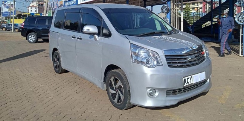 toyota-noah-big-7