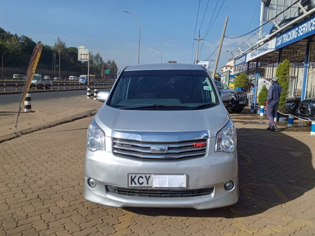 toyota-noah-big-6